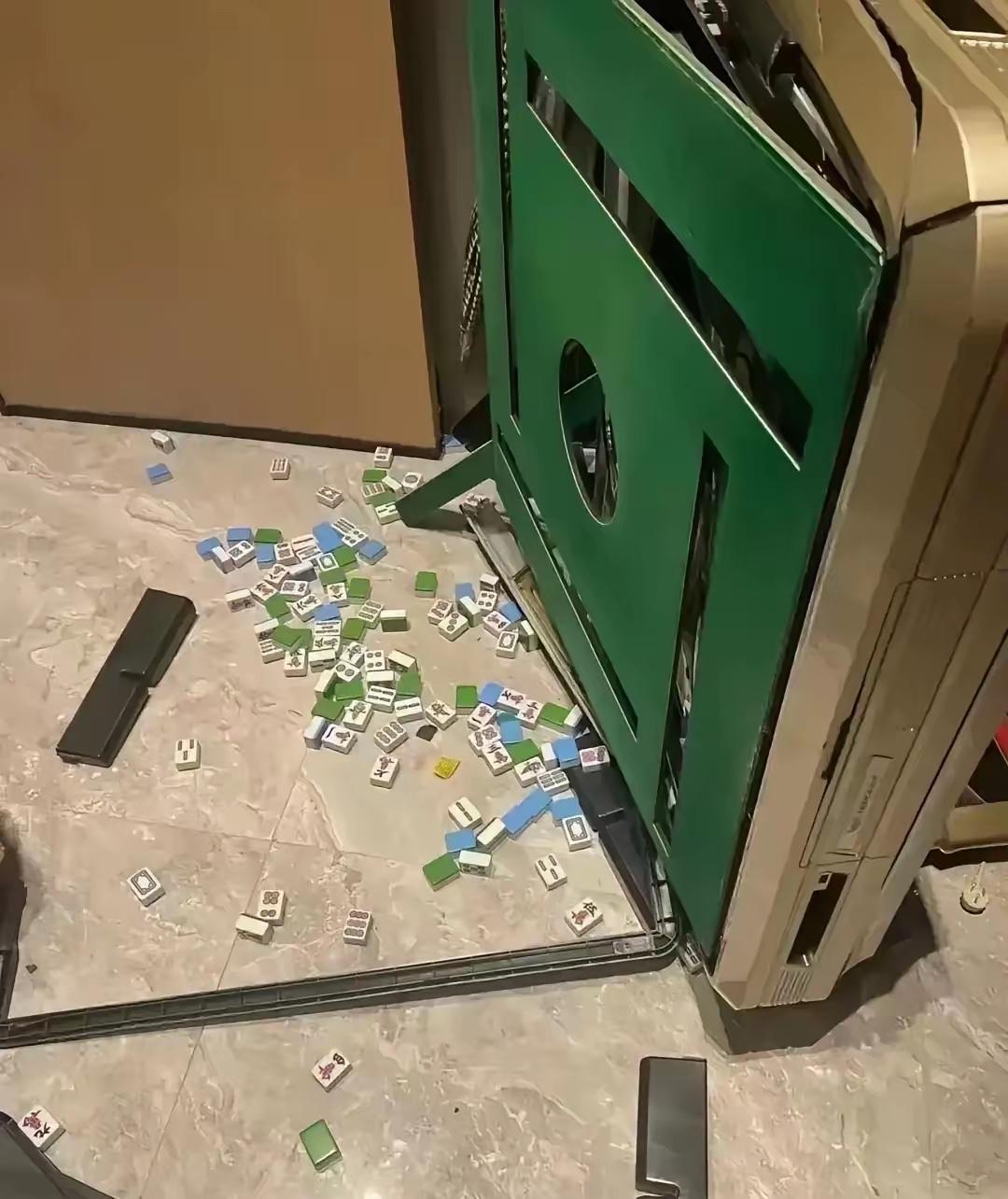 广州猎德村，一女子因打麻将输掉135万，被老公骂了几句后，默默收拾东西离开家，一