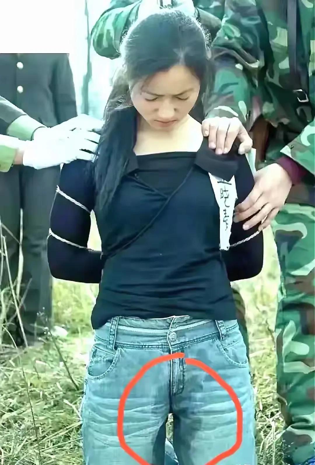 1994年郊外刑场，26岁的女毒贩牛晓秀被枪决的现场，留下的一张老照片。有人眼尖