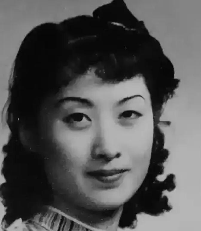 1927年，国画家周炼霞结婚，婚后十分幸福。不料有一天丈夫出差，一去就再也没有任