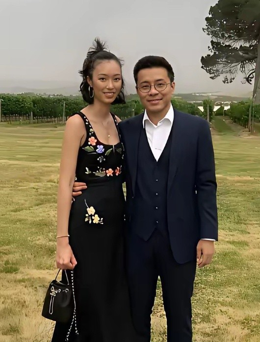 霍启仁结婚了，妻子身材高挑，穿平跟鞋都比他高，曾经是一名模特，看来，豪门子弟都喜