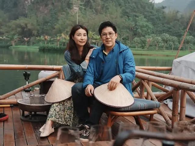 郭晶晶和霍启刚这次亲子游，是带着摄影师来的？不像是偶遇路人的街拍啊。霍启刚在I