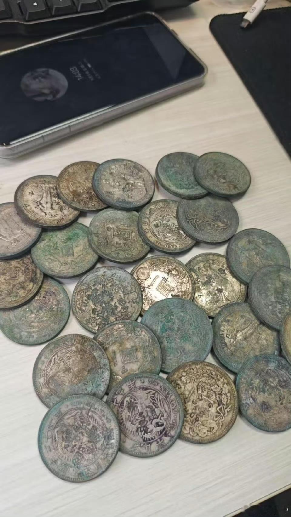 上海松江车墩镇的河道施工地，突然成了“挖宝现场”。起因是有挖掘机翻土时带出几枚银