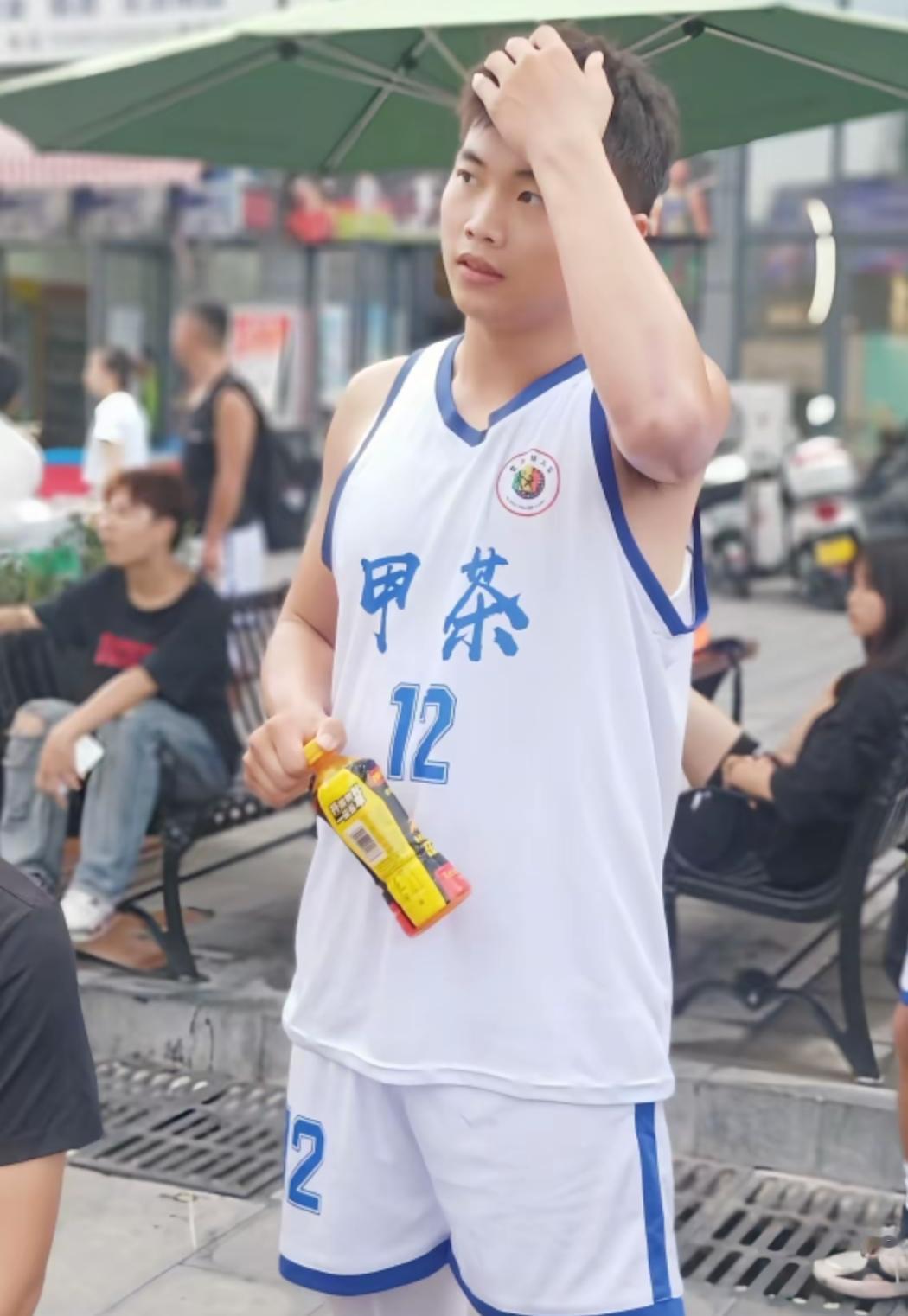 这是陆佳豪母亲为儿子陆佳豪拍的帅气照片，1米85的身高，帅气潇洒，长得很板正，热