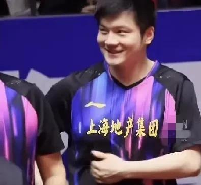 乒超联赛第一阶段就这么快结束了队员的笑着握手告别赛场上拼搏球不落地绝不