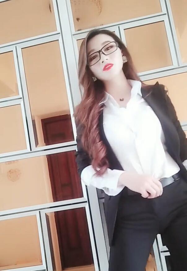 笑话：小区有个女子一直投喂一只流浪狗，前不久那只狗狗突然暴起，咬伤了小区一个大妈
