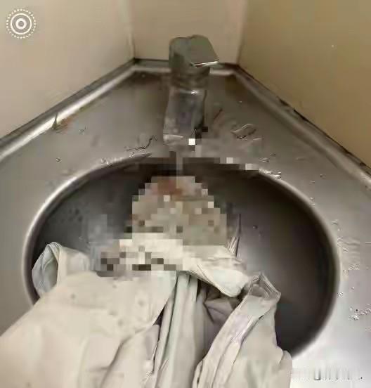 甘肃兰州，一女子坐火车，“大姨妈”突然到访，发现随身携带的卫生巾用完了，车上还没