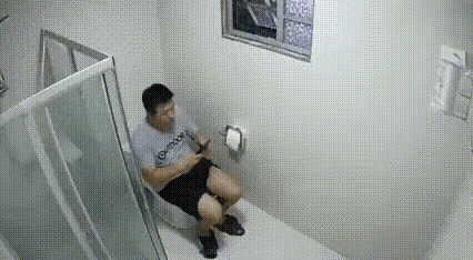 “不可思议”！野猪闯进卫生间，心跟着揪紧——谁能想到，本该让人放松的私密空间，会