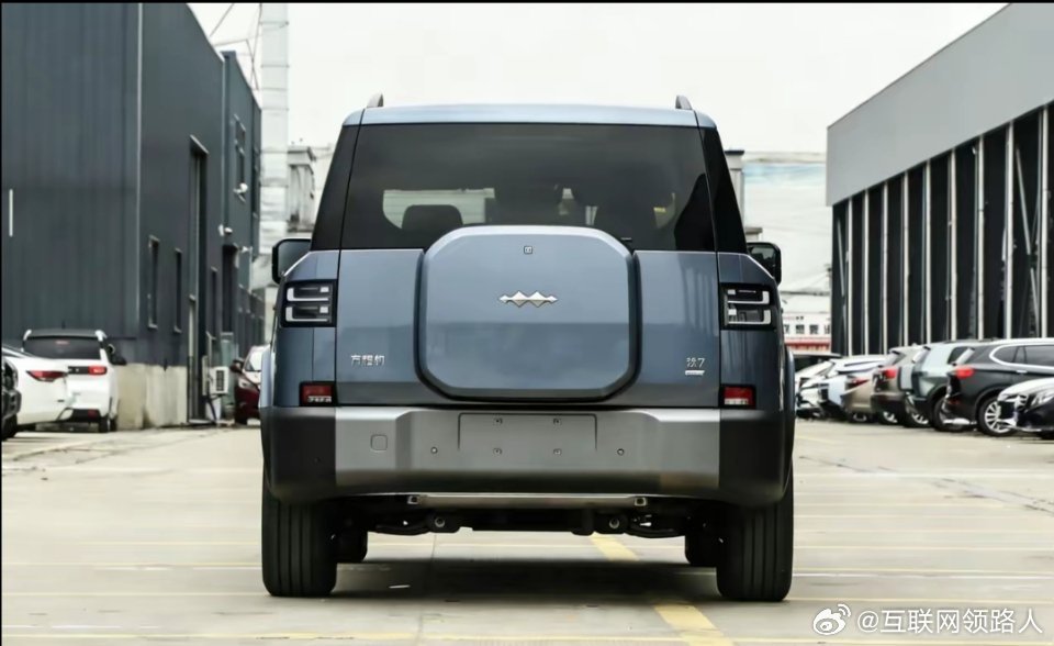 方程豹“钛7”的尾部要是改成这样，会不会更对味？总觉得钛7尾部那道黑色饰条有点跳