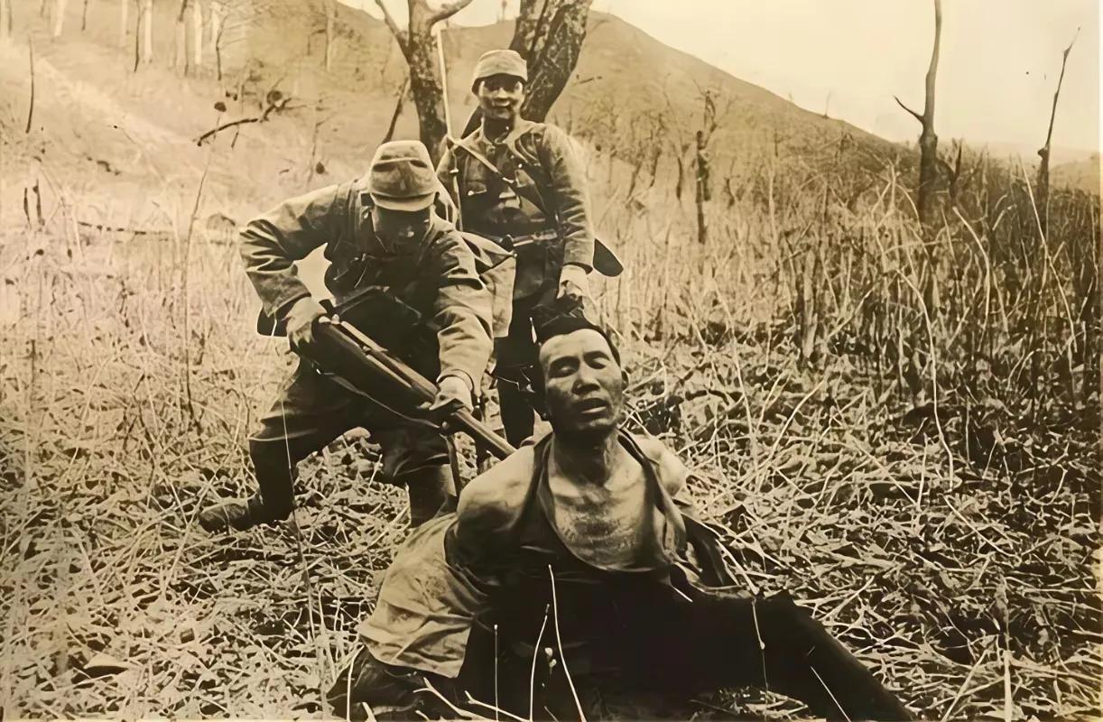 看到“日本鬼子拿活人练刺杀，一旁的家伙在阴笑”，真让人满腔怒火。这就是当年侵华日