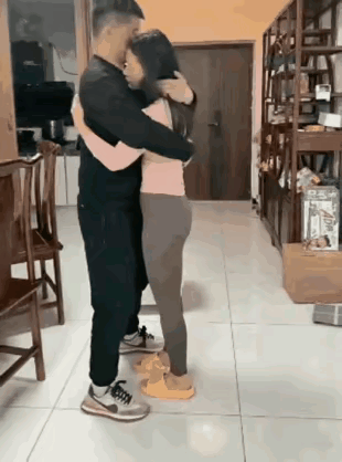 丈夫出门打工，妻子抱着亲了又亲，那不舍的模样看着都让人心酸，可谁能想到，男