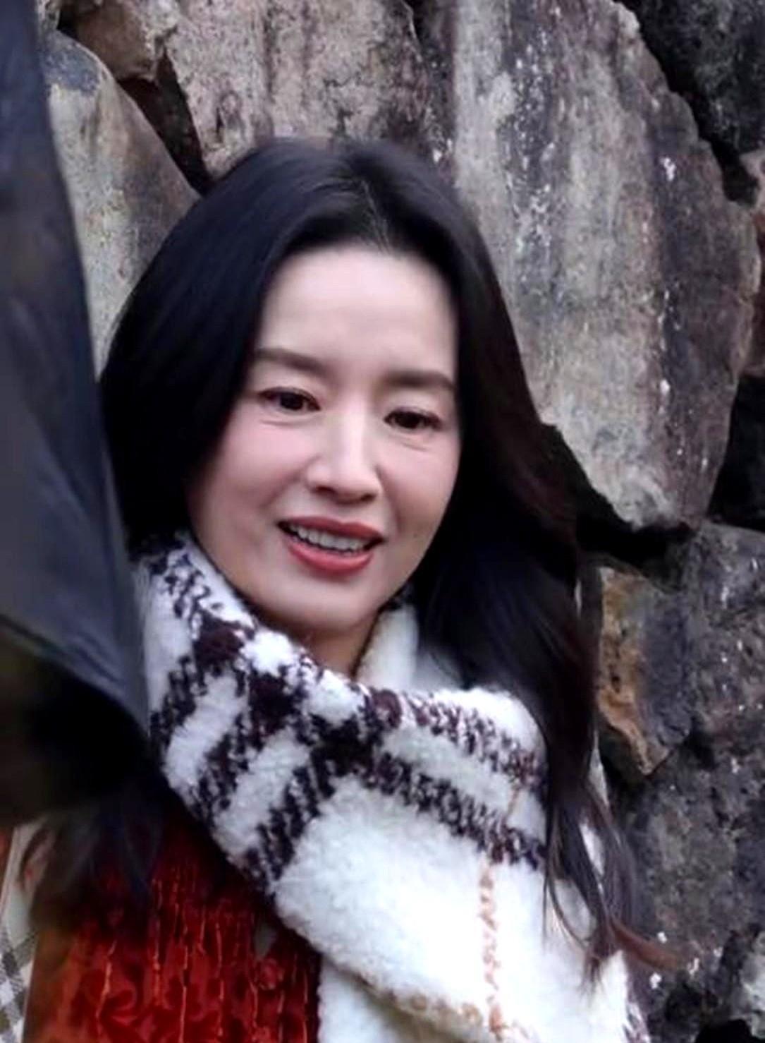 【别再惋惜董洁的“花期”——45岁单亲妈妈的3个细节，打了多少人的脸？】