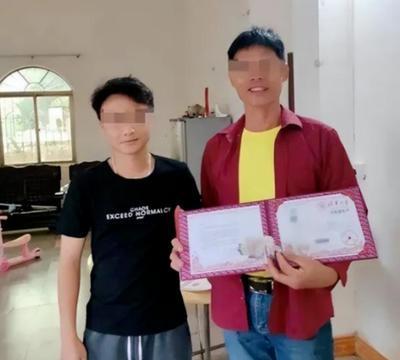 🌞2020年，广东一户人家收到清华录取通知书，父亲大摆宴席为儿子庆祝，可镇