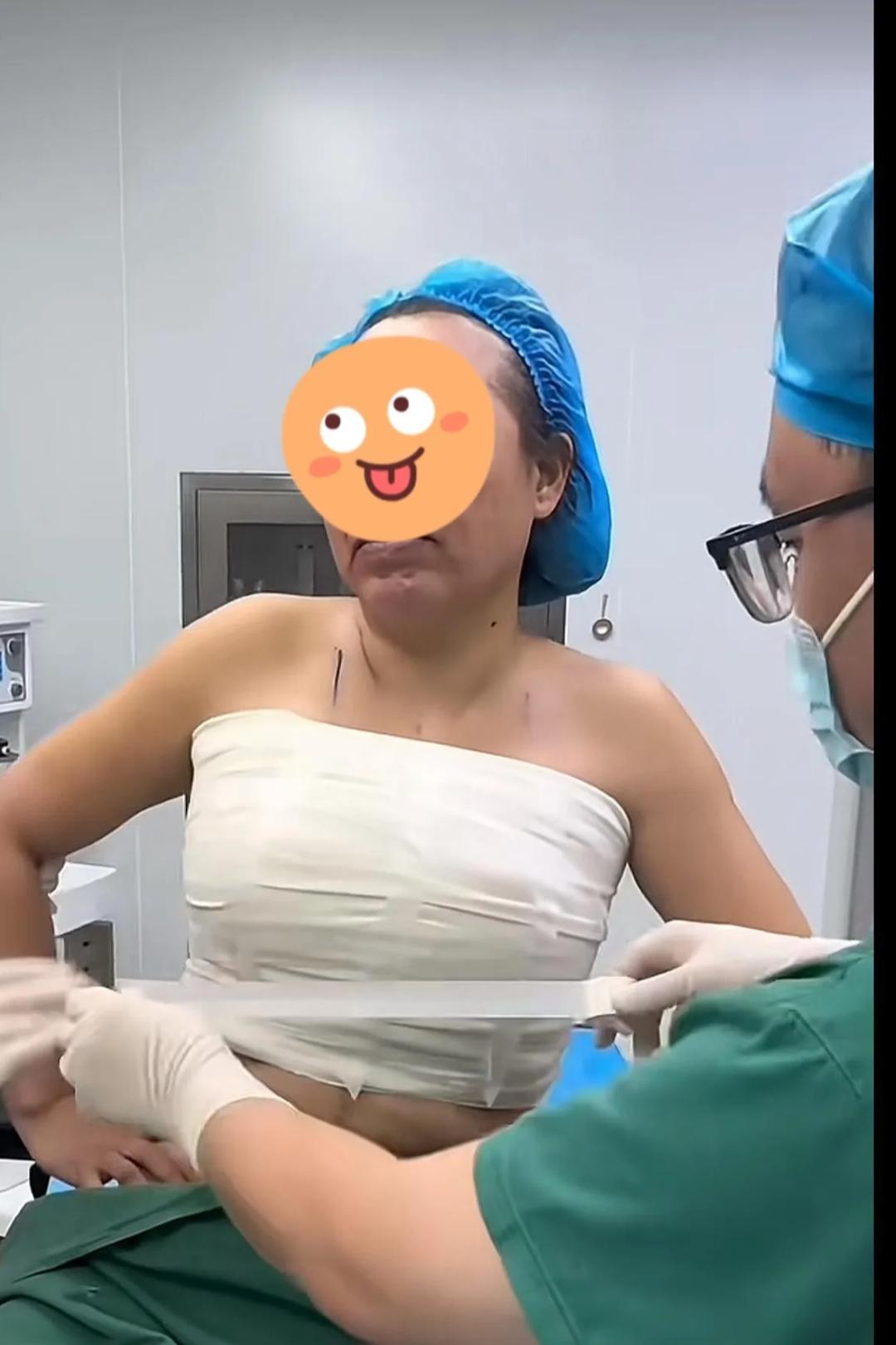 55岁的年龄18岁的少女心，爱美是女人的天性，但是55岁了还去做“丰胸”，真的要