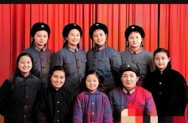 1973年，开国少将吴荣正与妻女的温馨全家福。七个女儿肤白貌美，继承母亲优良基因