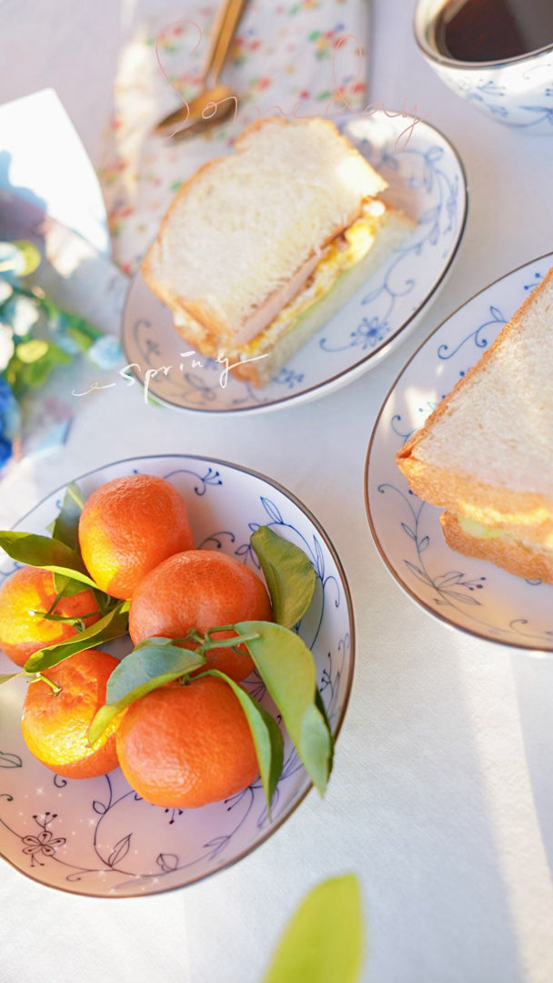 早安早餐！今日早餐🥞，三明治🥪、红豆粥、砂糖橘！又是新的一天开始了！晨光斜斜