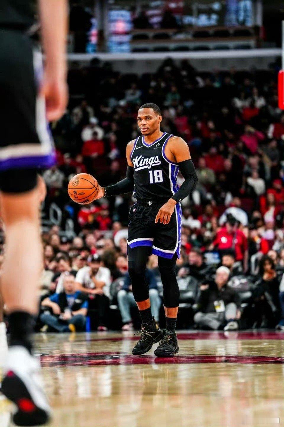 国王三连败！威斯布鲁克首发出场，得到12分2篮板4助攻，正负值-3,其余4个首发