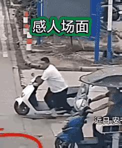 惊呆所有人：感人场面！白衣男子路口等红绿灯，突然看到马路对面一个三四岁幼儿独自坐