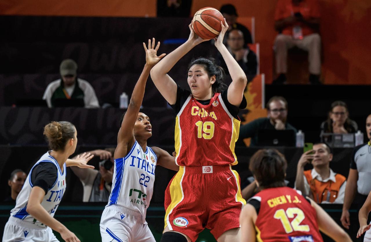 张子宇打WNBA还是有困难。今天遇到马隆加，张子宇基本上很难有机会在篮下出手