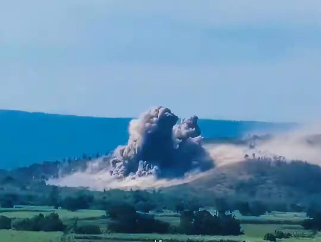 泰军出动中式坦克，洪森爱将阵亡？柬军强力回应，40管火箭炮轰炸