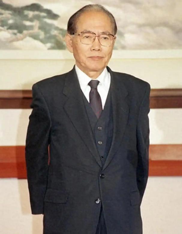 1997年，朝鲜核心人物黄长烨叛逃路过北京，中国为何出动武警？这事说起来，既不是