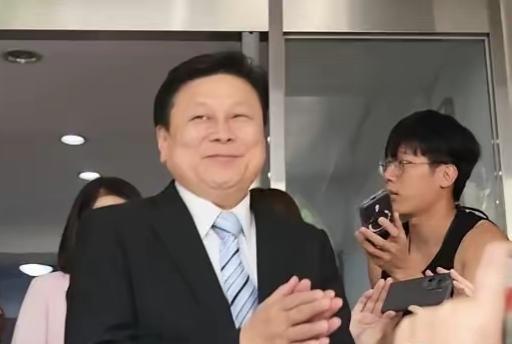 傅琨萁不愧为“花莲王”，针对昨天遭到韩国瑜的飙骂，表现的十分淡定，稳如泰山。
