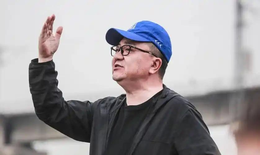 视频曝出来了！深圳老杨这次直接把“聊天记录”摆上了台面。画面里，董路在比赛后兴致