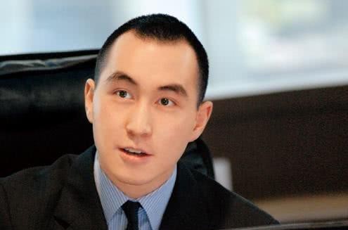 赌王几个孩子里，谁最像他这件事，其实藏着豪门最现实的一面。翻老照片就能看出来，何猷君眉骨笑态像年轻时