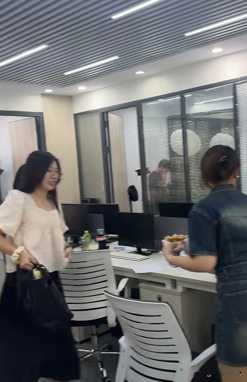 公司一入职还没有两周的新员工要请婚假，但是他是入职前领的证，公司以“结婚登记日期