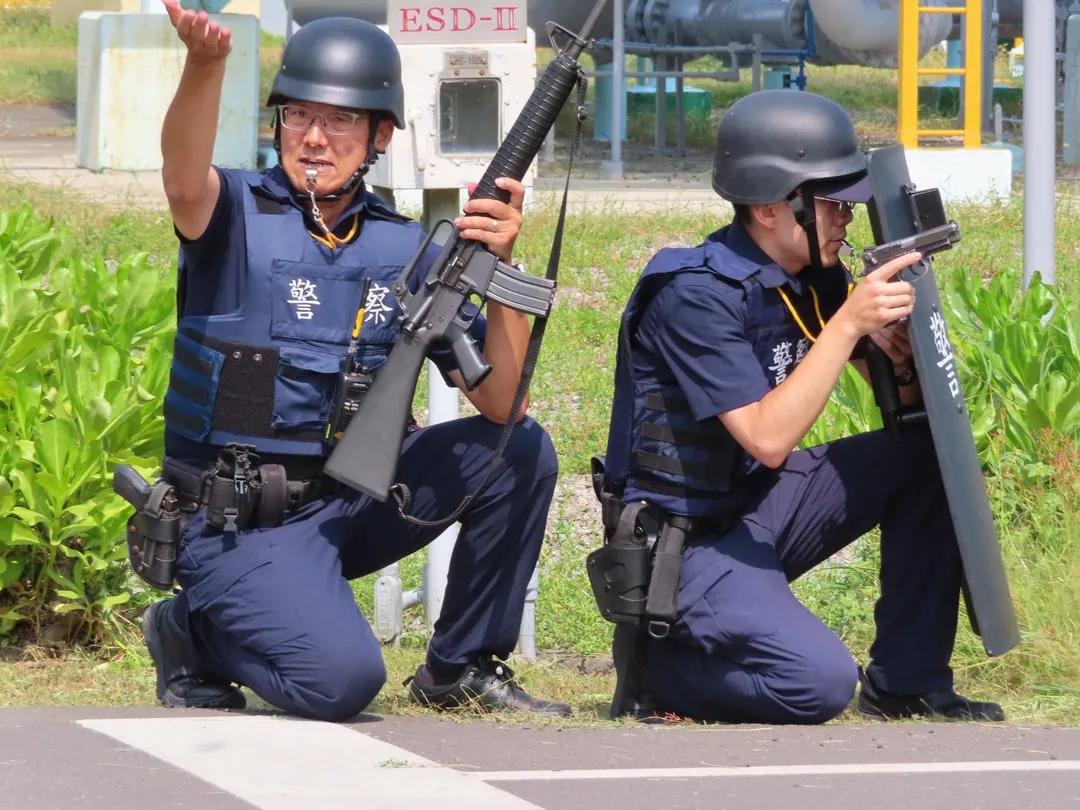近视率真高，两个都是带眼镜的台湾警察在2023年的军事演习中练习保护天然气设施