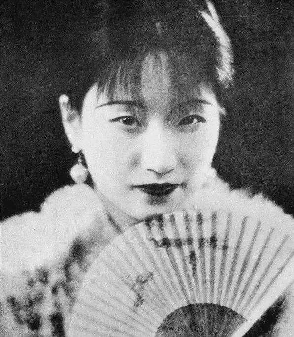 1923年，徐志摩找陆小曼的丈夫王庚商量事宜，恰巧王庚不在家，只有陆小曼半塌着衣