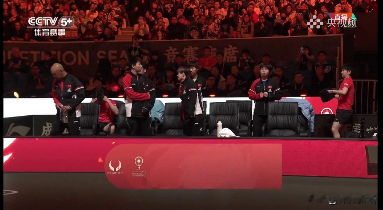 今天肖导是混双的场外了。成都混团比赛第二阶段的规则有一点变动，现在可以有3位教