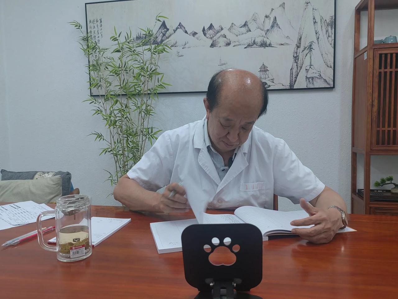 这是个慢性鼻炎咳嗽加抽动症的娃娃。吃了很久的中西药，效果不佳。经人介绍，找我