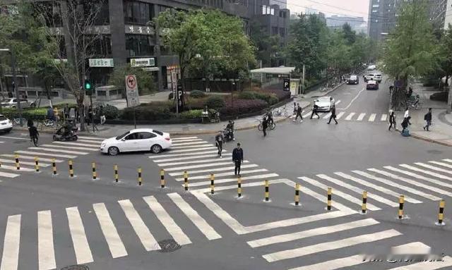 男子在斑马线后等红灯，对面一辆拉客的老头乐闯红灯，撞上过马路的一位大妈，大妈正巧