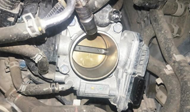 说出来不怕你们笑话，我开了十几年车，一直以为车子怠速抖、提速慢，就是节气门脏了。