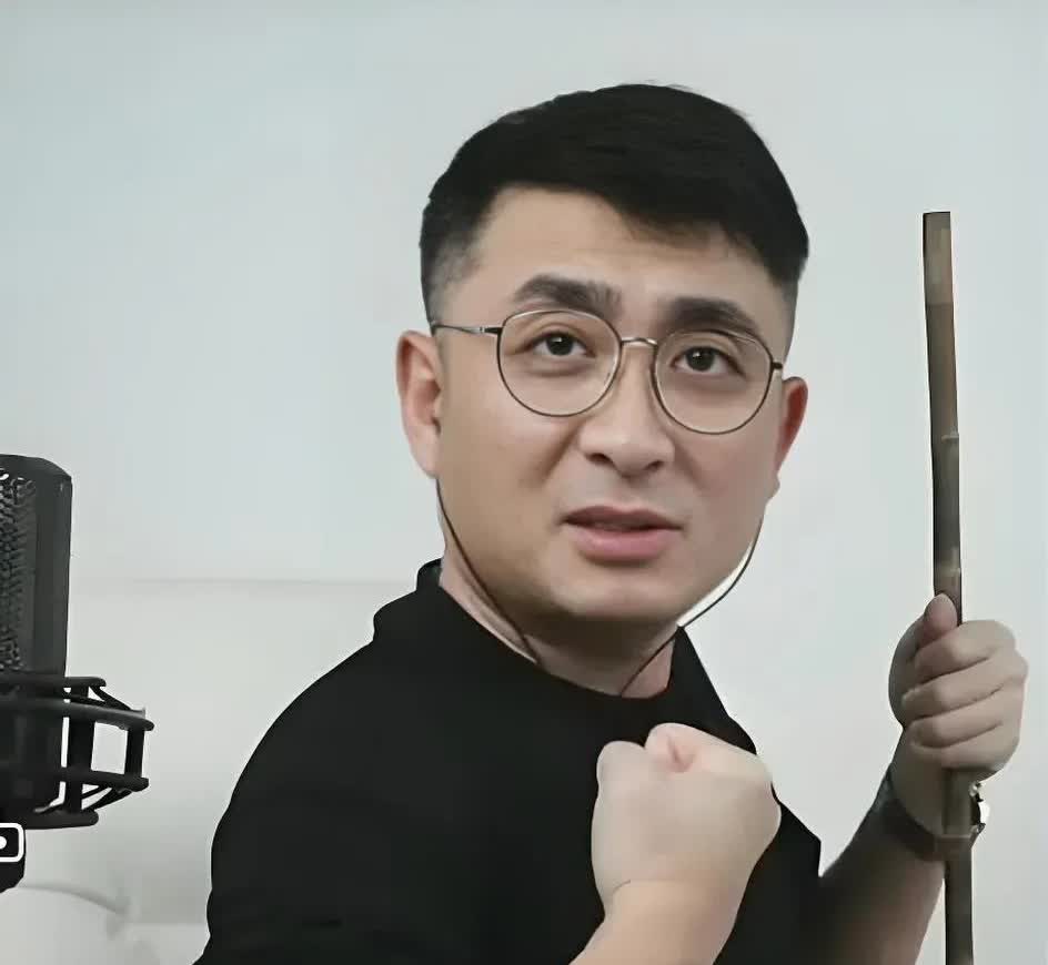 郭晓小谈德云社工资，态度略显谨慎！昨日，郭晓小与同行田源交流工作心得，面对老