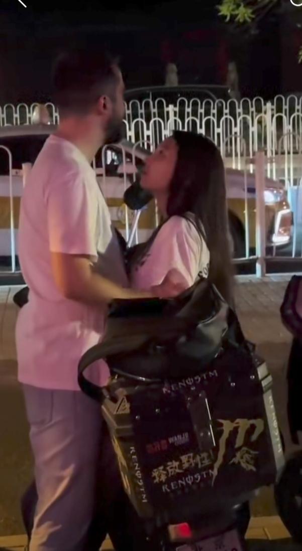 她真开放。一骑电动车女子在公交上落站偶遇两老外，两老外轮流和她相拥。虽然有其