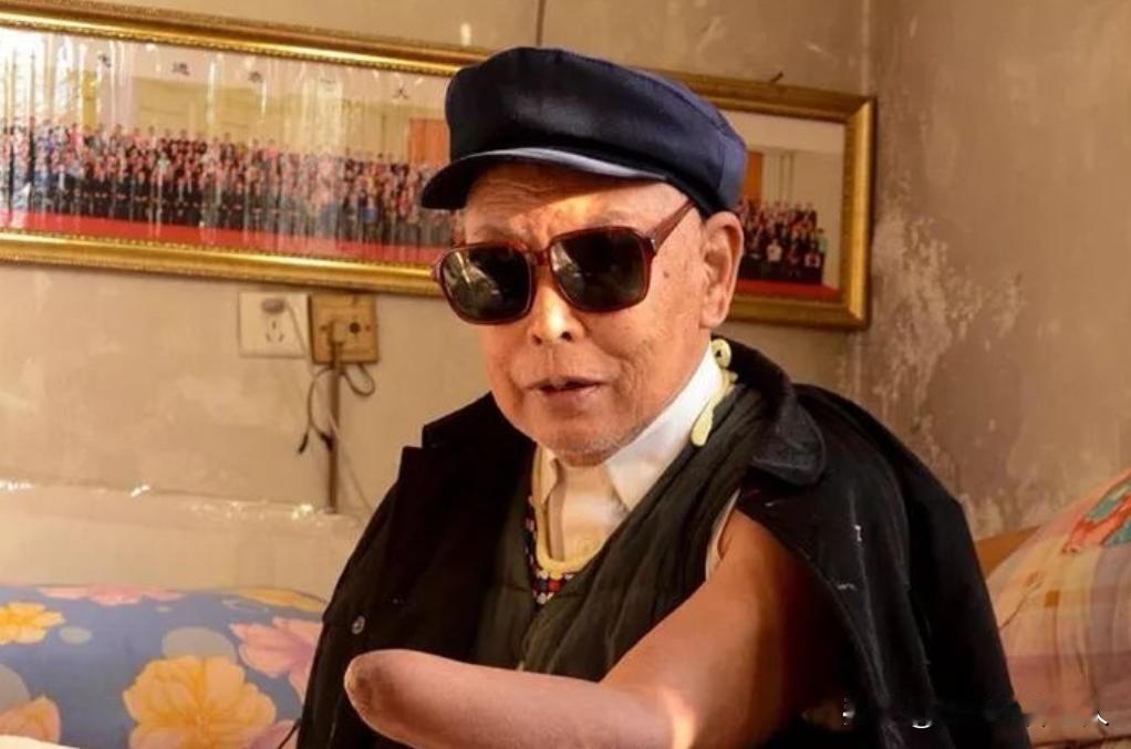 1951年，17岁的志愿军战士昏迷后，被美军补刀划开肚子，醒来后，他发现，自己的