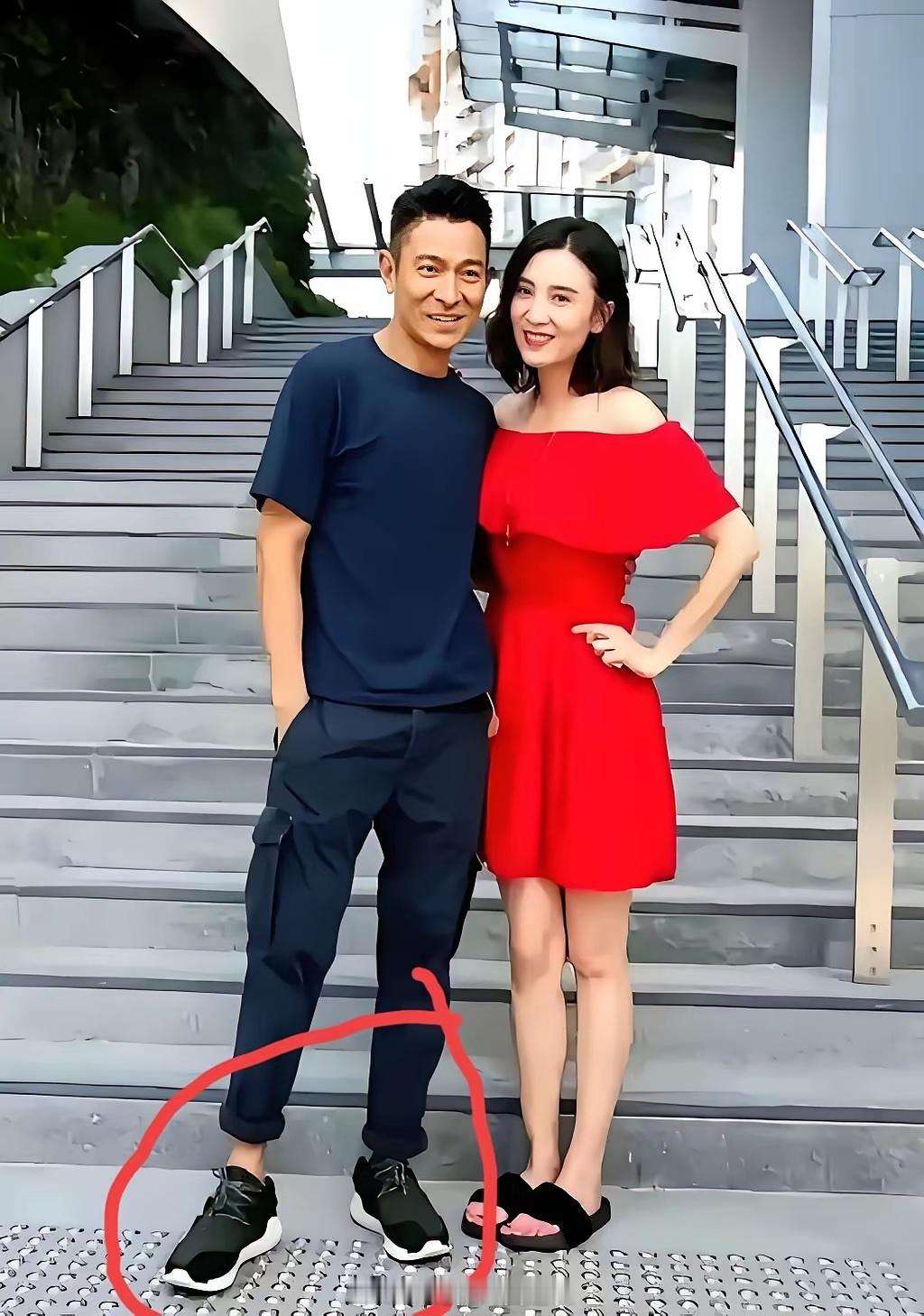 宋佳和刘德华的这张合影好奇怪，天王右脚没穿袜子，而左脚却又穿着袜子，这是什么非主