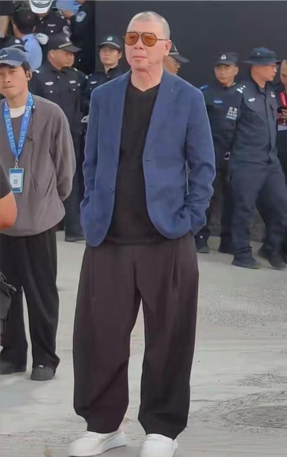 太潮了，67岁冯小刚出席电影节，寸头，墨镜，大码休闲裤，好时尚