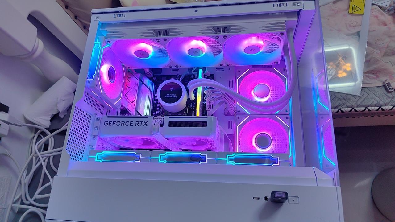 今天给一妹子去装了根内存条，没错，就单单过去把内存条给她插上，收了她50块钱。看