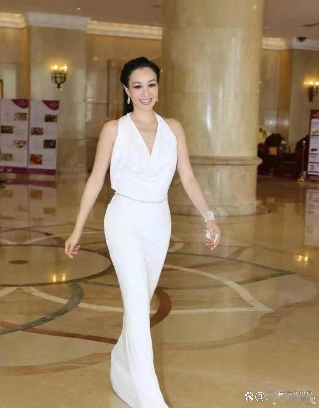 钟丽缇也太美了吧，自带光芒感，五十好几依旧魅力爆棚，状态绝了！