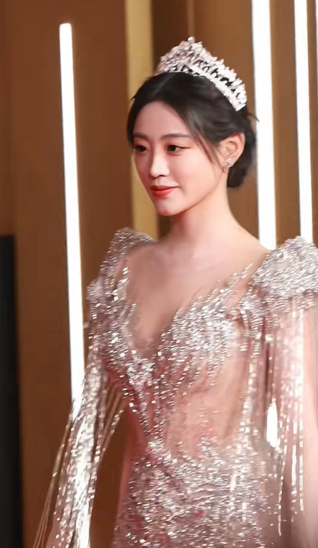 原来女明星的深V都有一层纱保护。之前秦岚穿着深V长裙，有的镜头角度看不出来多