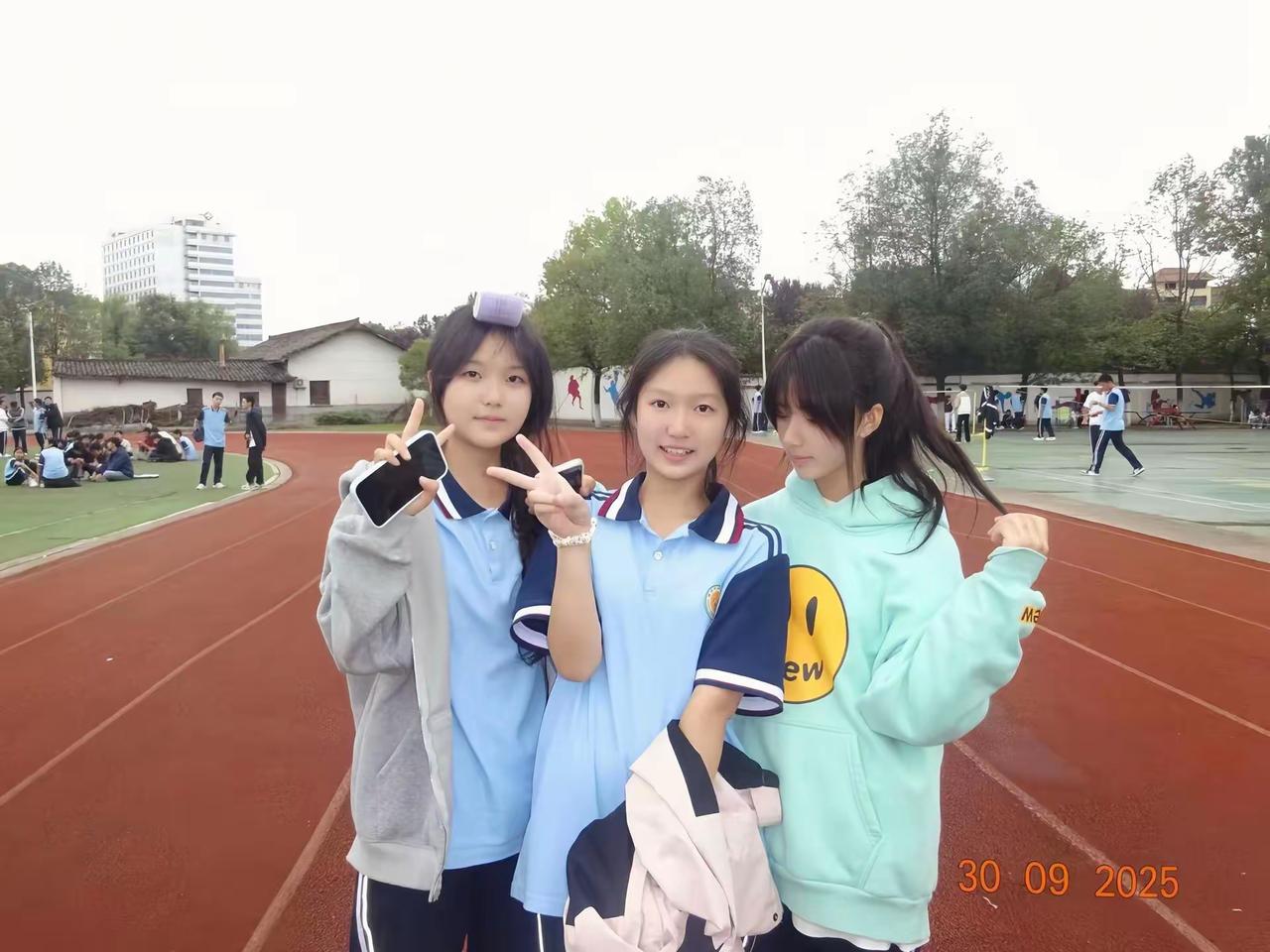 青春校园时光，一起笑闹的美好瞬间😊👭📸校园生活感悟校园唯美瞬间治愈系