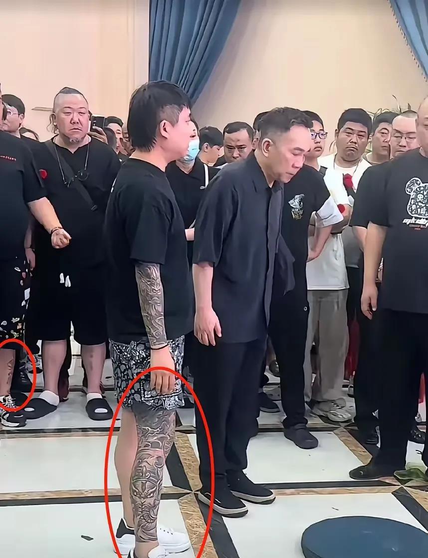 刺青花裤衩不遮掩、拖鞋穿脚上，怎能如此参加葬礼！杨议在自己父亲的葬礼上只鞠躬，