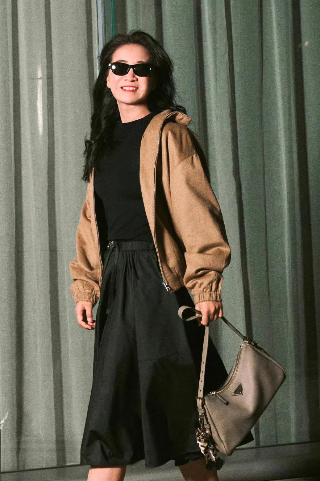 贾玲出发米兰时装周路透。又美又飒的她确实很高级。却不再是我们喜欢的那个风趣幽