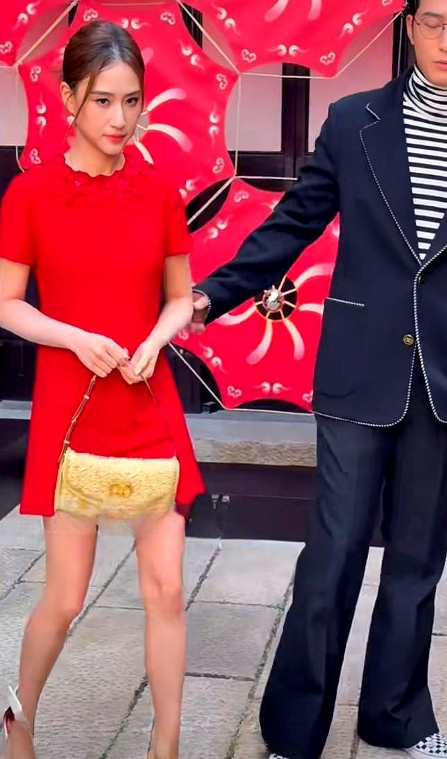 婚礼5000万他掏的，现在连手都不给牵？2026华伦天奴红毯，镜头扫过，何