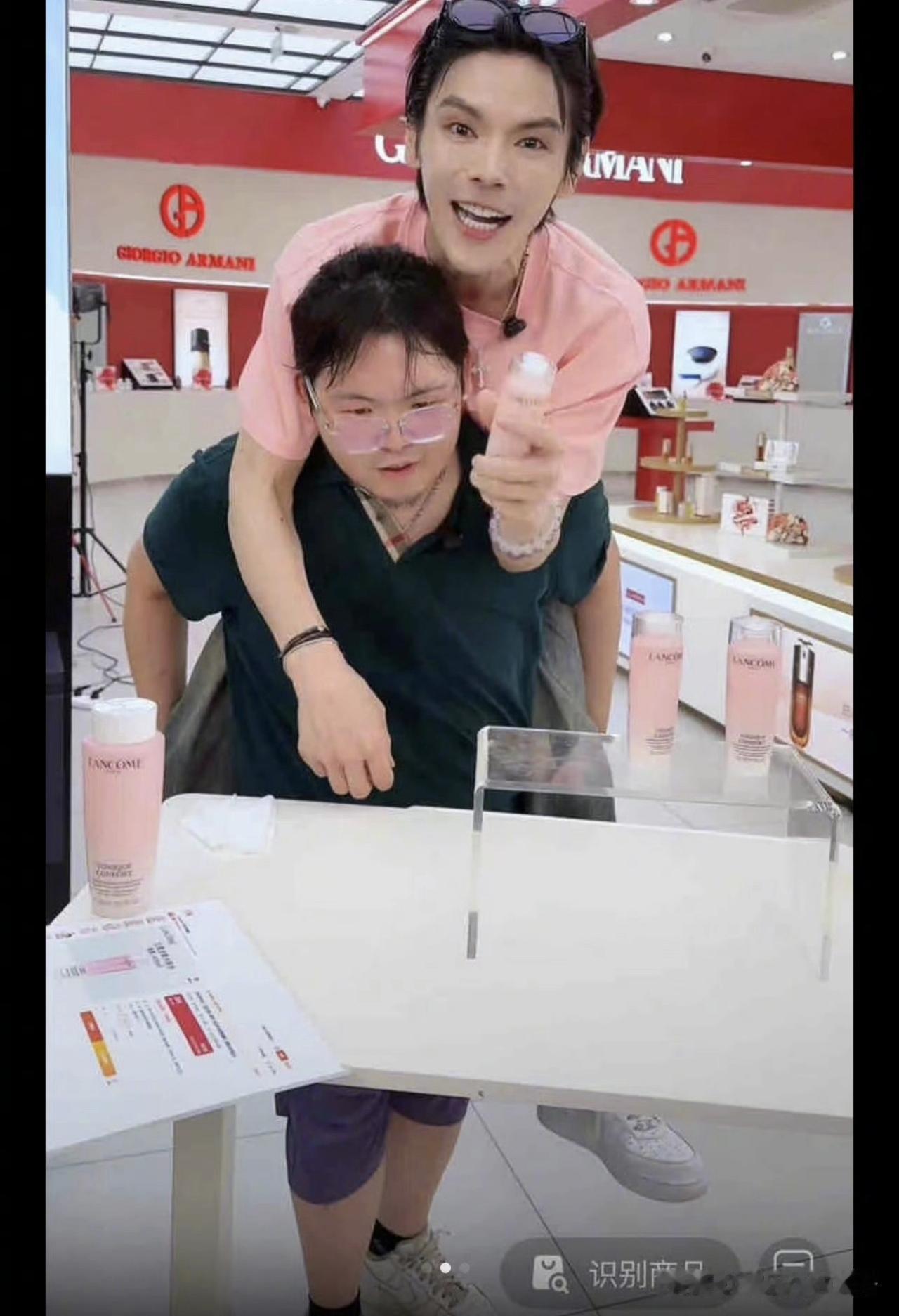 恕我直言，向佑直播的状态，看起来有点不太对劲！6月24日，向佐和向佑一起直播带