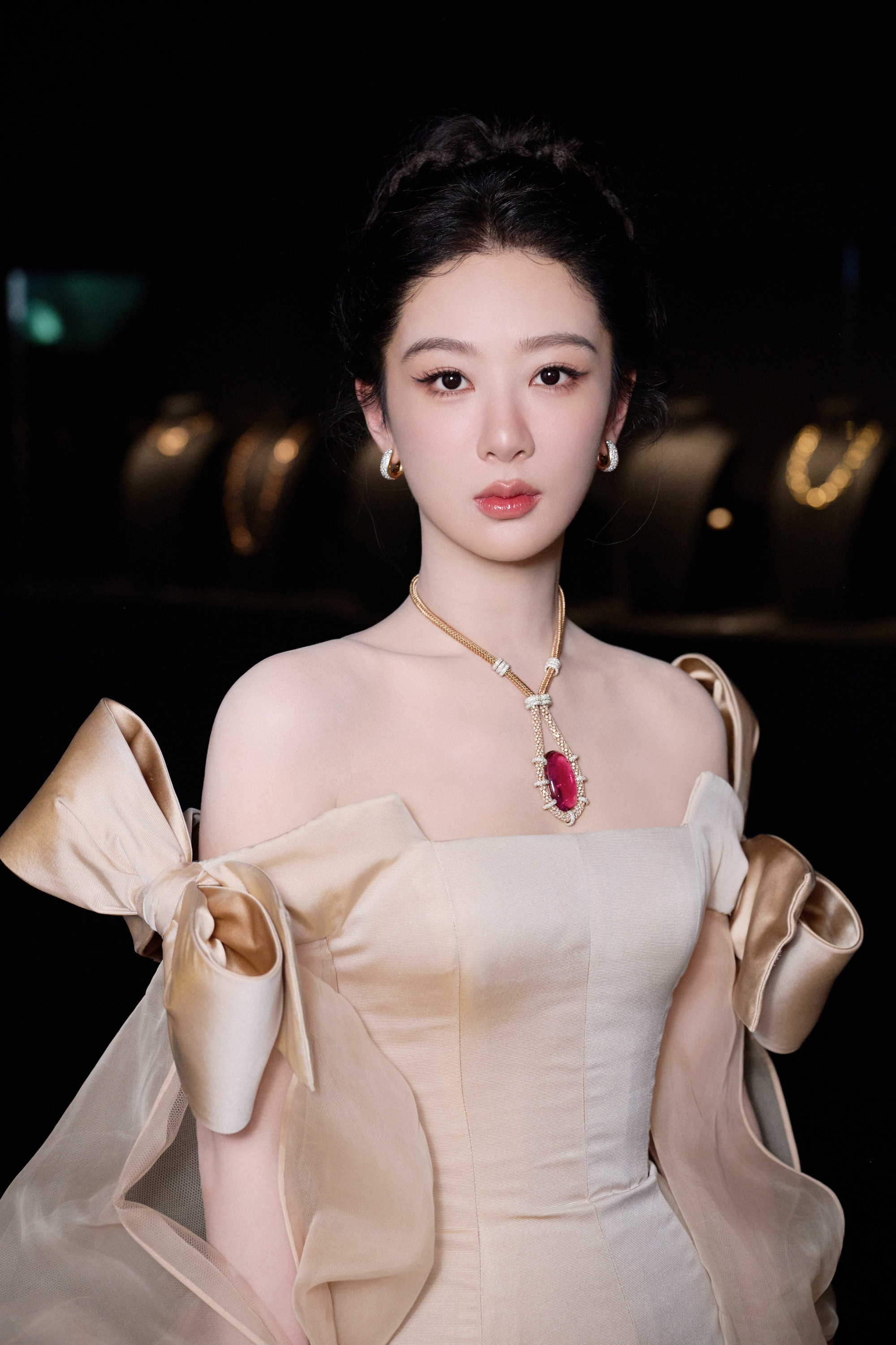 杨紫杨紫皮肤以为开了磨皮忙了一下午，一上线看到我家公主终于出图了！雍容华贵大气