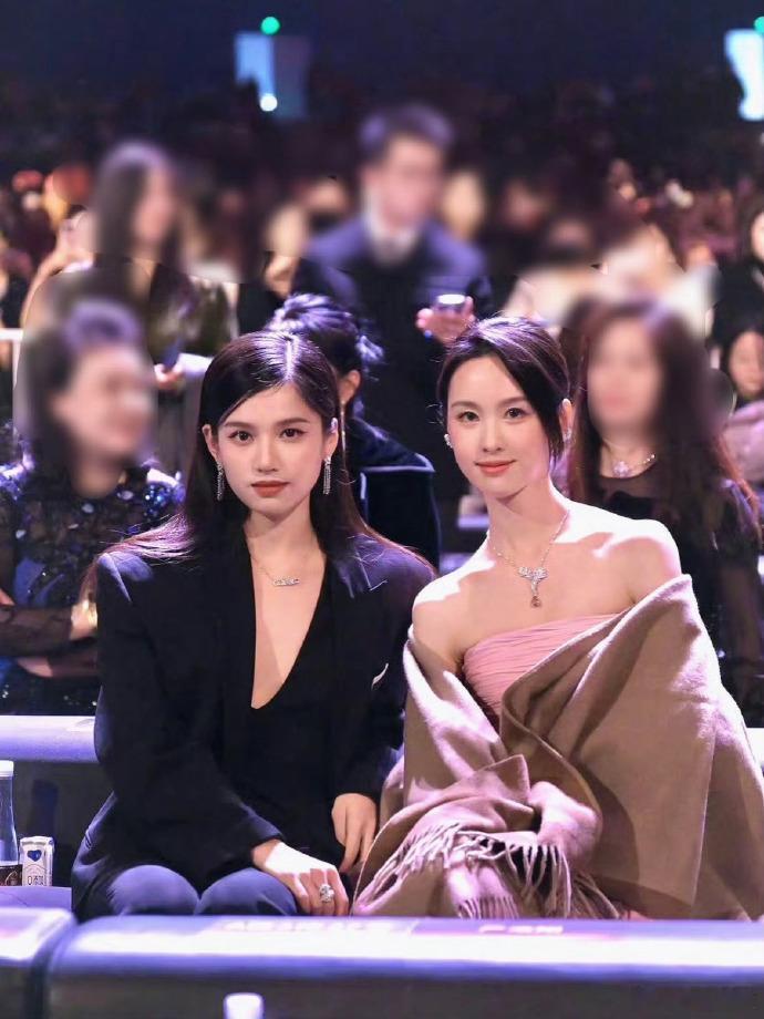 两张图带你体验骨相美和皮相美的区别陈都灵和张婧仪的同框真的很好诠释了骨相美和皮相