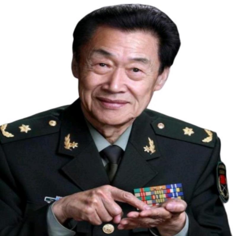2003年，杨利伟乘坐神舟五号首次飞入太空。有人立刻跑到钱学森家里，不曾想，钱老